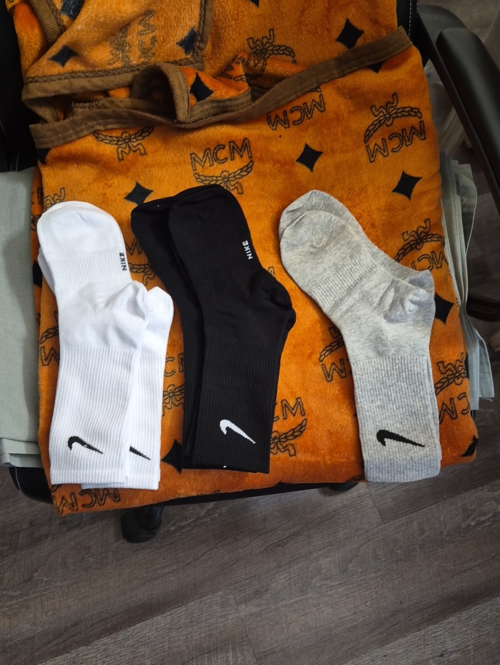 Nike Menβs Low-Cut Athletic Socks - White, Black, Gray 5 Pair For $13
